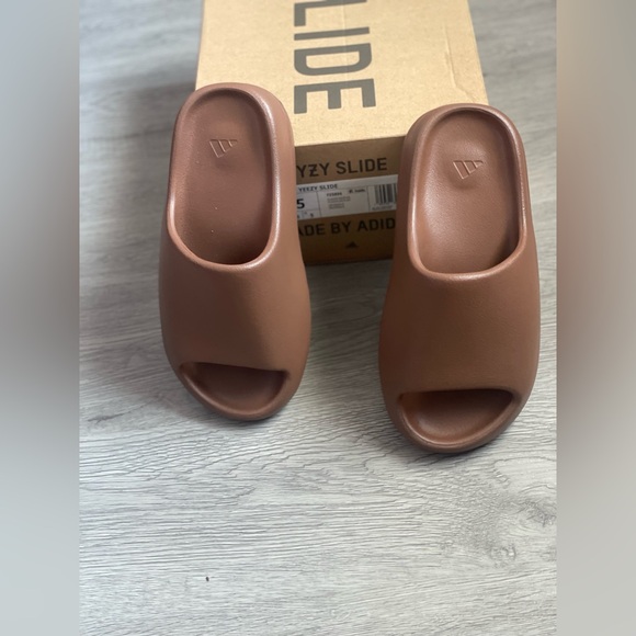 Yeezy Slides (Flax) NWT - Picture 2 of 13